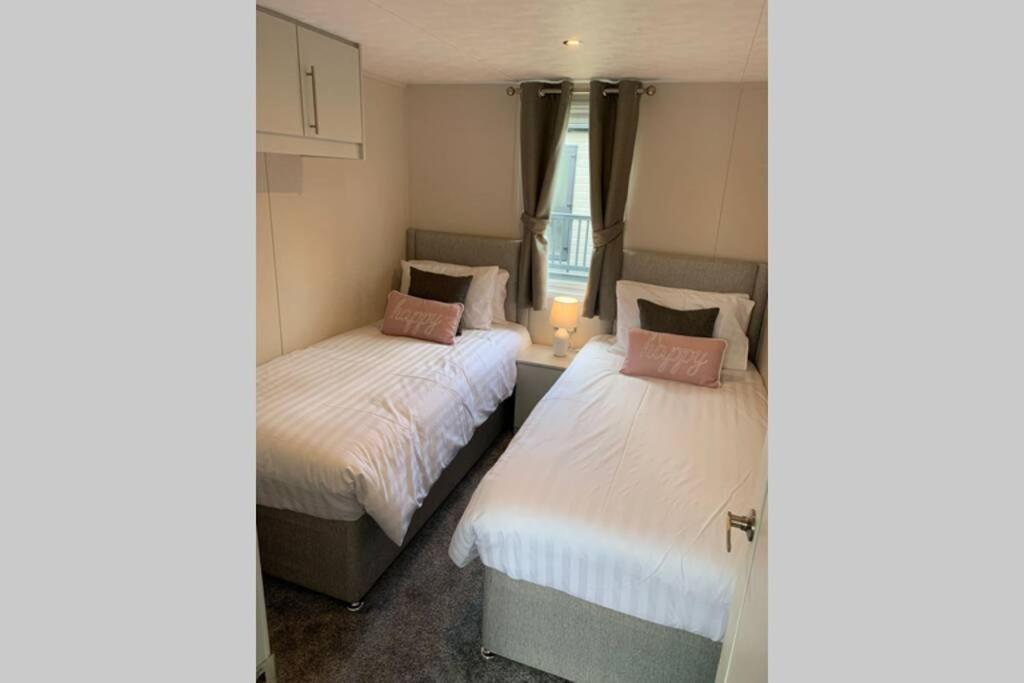 Nightingale Lodge With Hot Tub Barmby on the Moor Exteriör bild