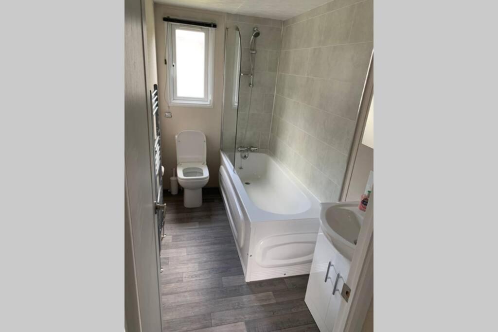 Nightingale Lodge With Hot Tub Barmby on the Moor Exteriör bild