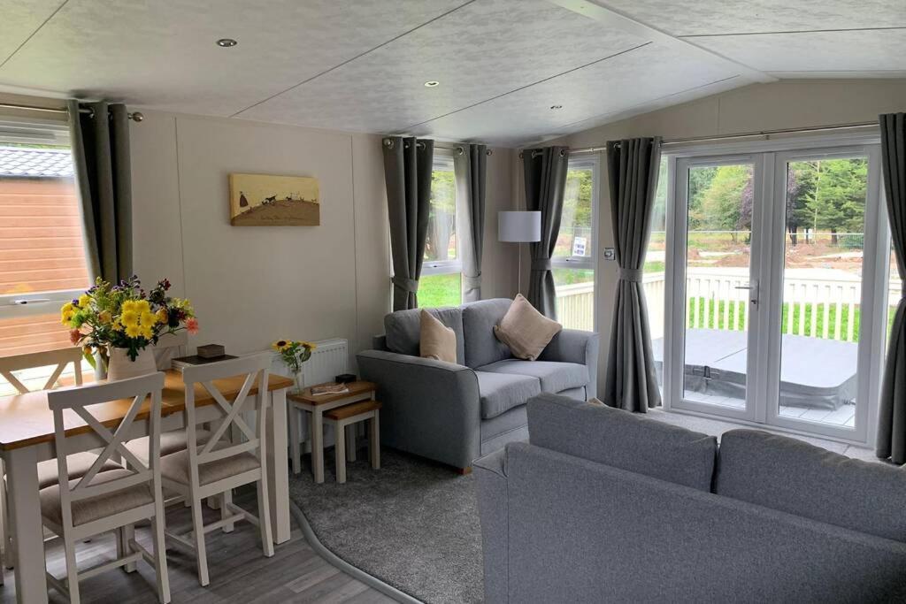 Nightingale Lodge With Hot Tub Barmby on the Moor Exteriör bild