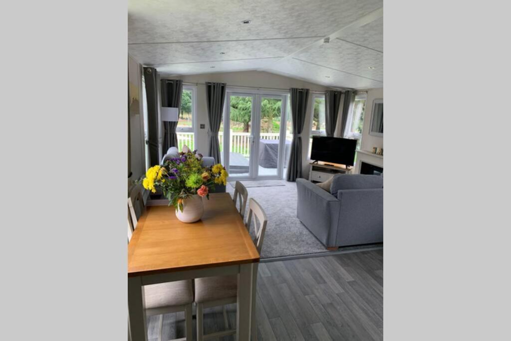 Nightingale Lodge With Hot Tub Barmby on the Moor Exteriör bild